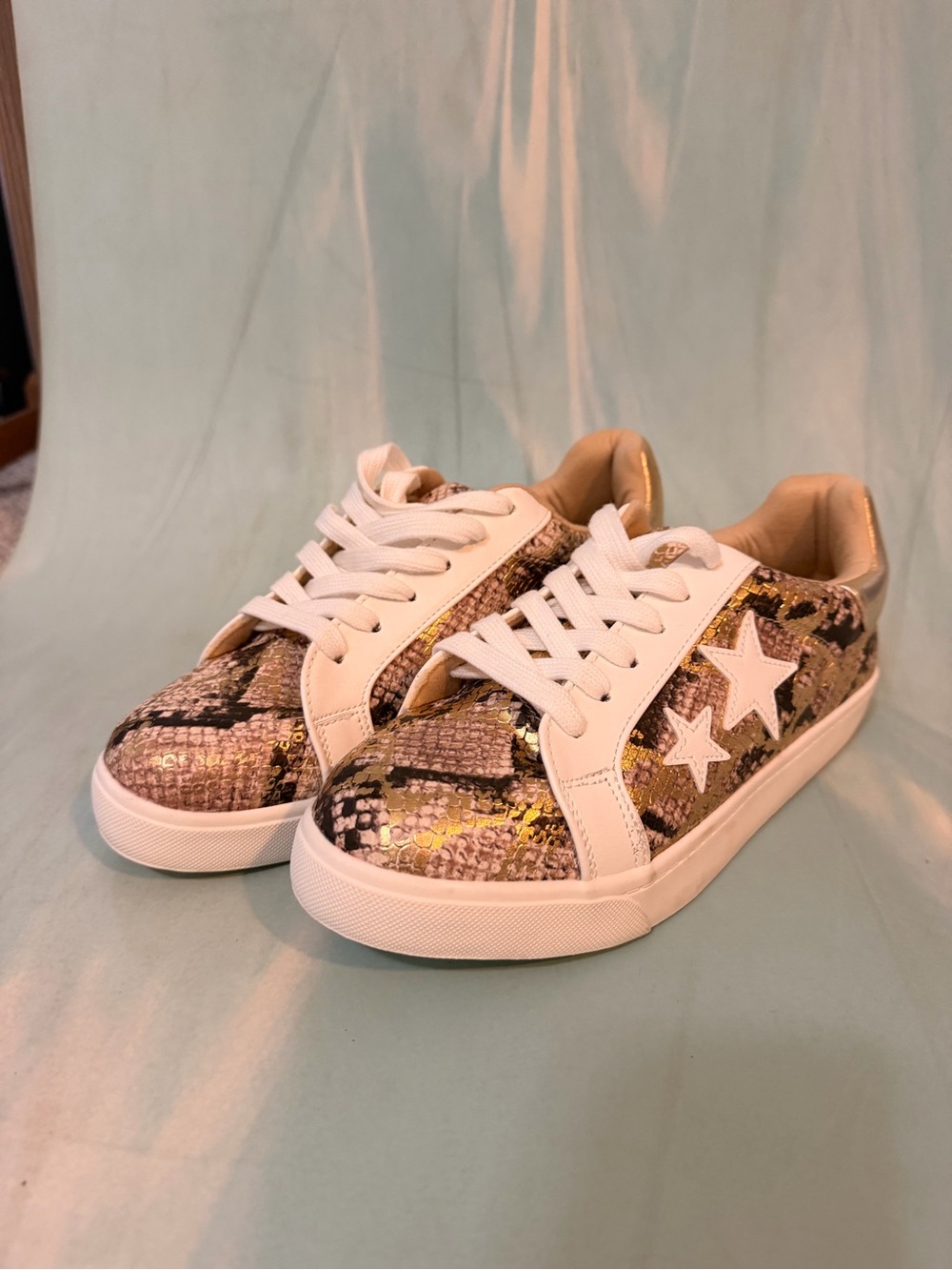 Soda White Star Detail Low-Top Sneakers with Metallic Snake Print